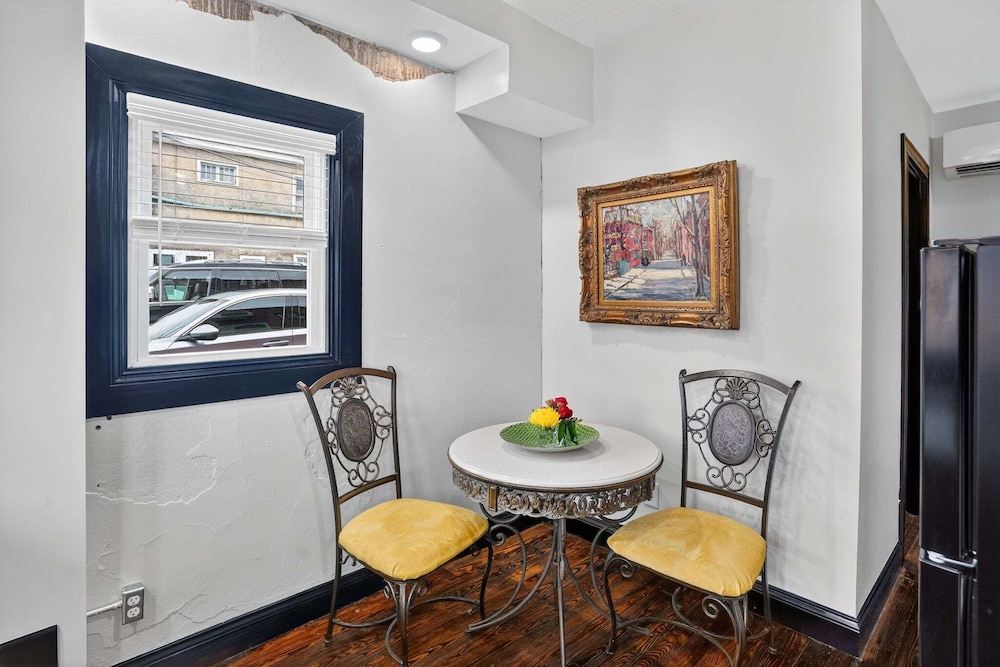 Historic 1920s Stay, Columbia House Unit A 1 Bedroom Apts