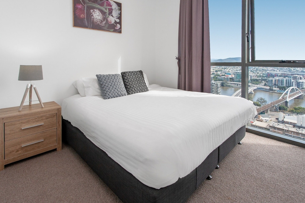 River-view Unit With Rooftop Pool Near Museums