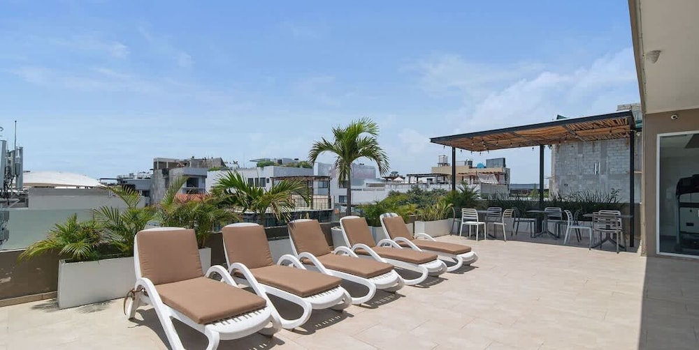 1 Br. W/5th Avenue View Steps From the Beach