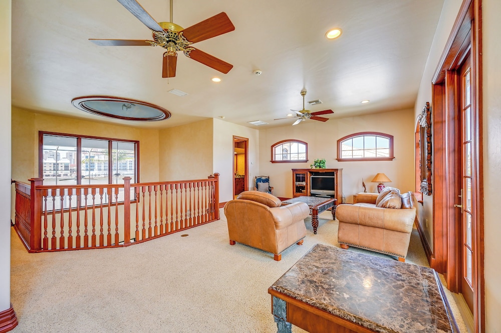 Waterfront Stunner: Effortless Elegance in Naples!