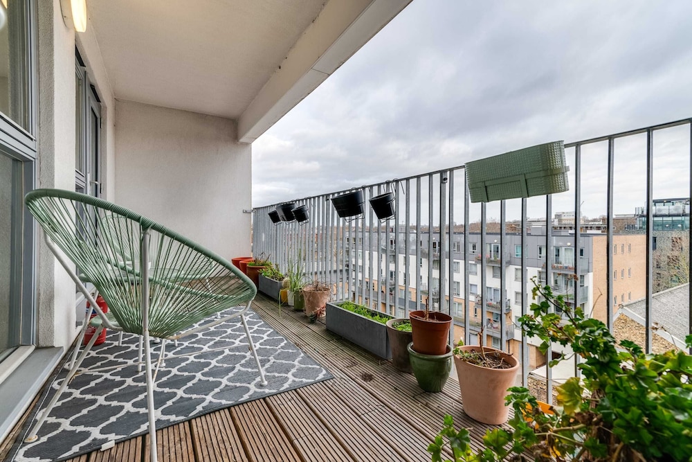 Spacious Modern Camberwell Apartment