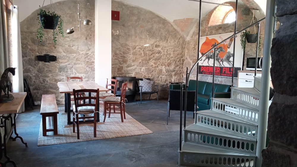HexenburgbeiDresden Maisonette über 2 Etagen mit 4 Schlafzimmern, Kamin, Terrasse und Faßsauna, Nähe Sächsische Schweiz