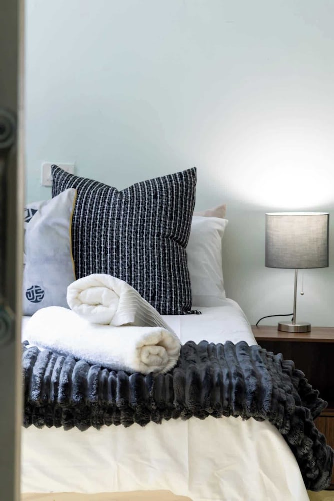 Funky Pet Friendly, 2-bedroom Escape, Bo-kaap