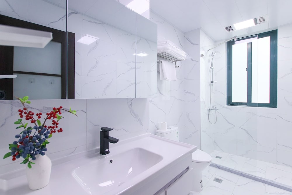Tyms 3BR 2BA Apt Near Stadium Line 1 4