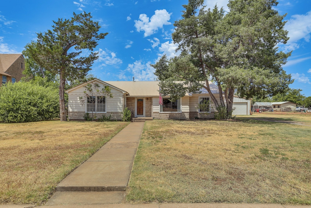 Pet Friendly Home w/ Yard & Grill in Crowell! view 4