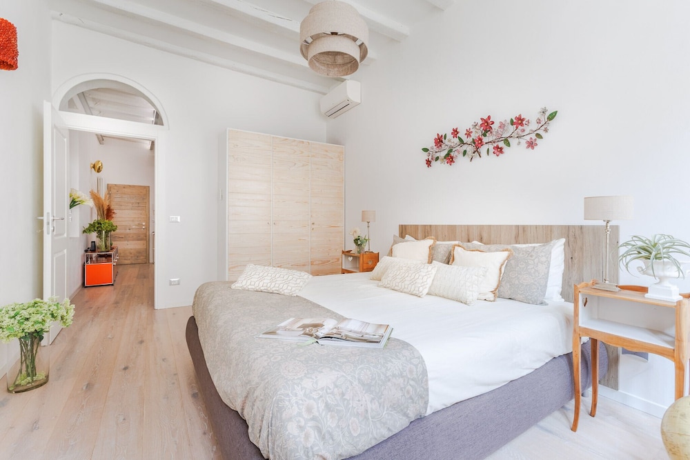 Casa Joyce in Lucca With 1 Bedrooms and 1 Bathrooms