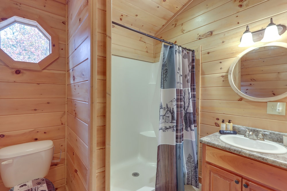 Blue Ridge Cabin w/ Hot Tub, 5 Mi to Downtown!