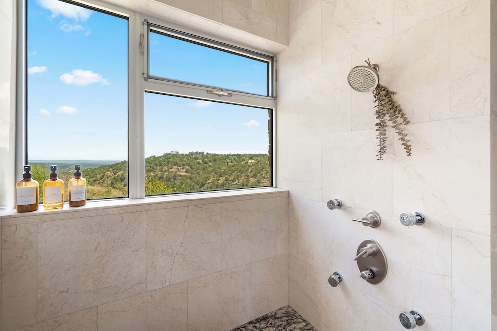 Luxury 4BR Hilltop Retreat Hot Tub & Scenic Views