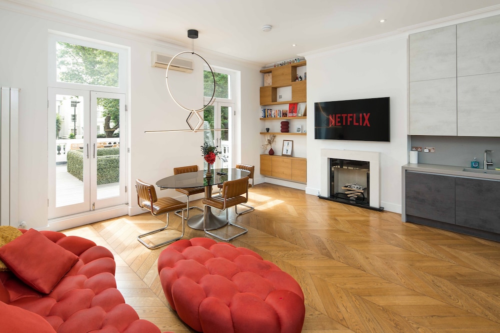 Luxury 2BD Apartment in Holland Park