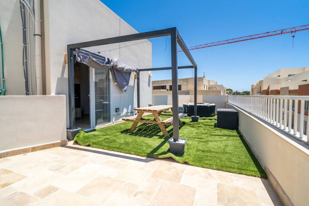Sannat Penthouse Retreat Hot Tub Outdoor Lounge