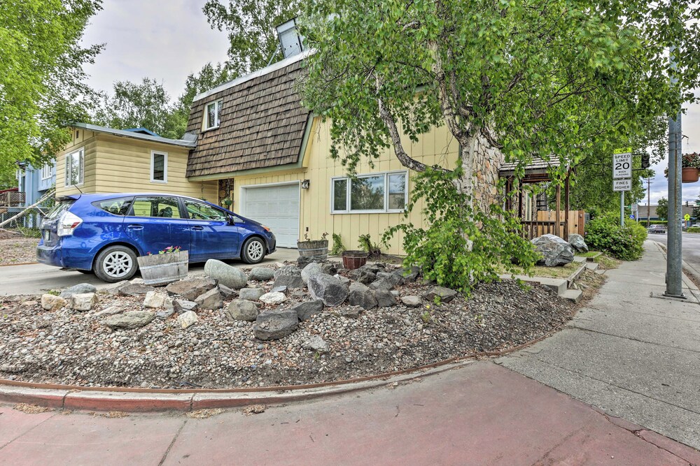 Vibrant 3BR Near Downtown w/ Fireplaces