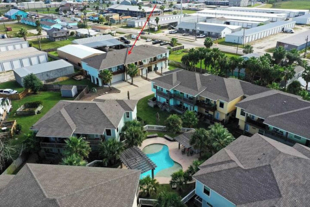 2 Homes in Las Palmeras by Avantstay Sleeps 18, Resort Pool + Private Patio Walk to Town, Golf Cart Zone