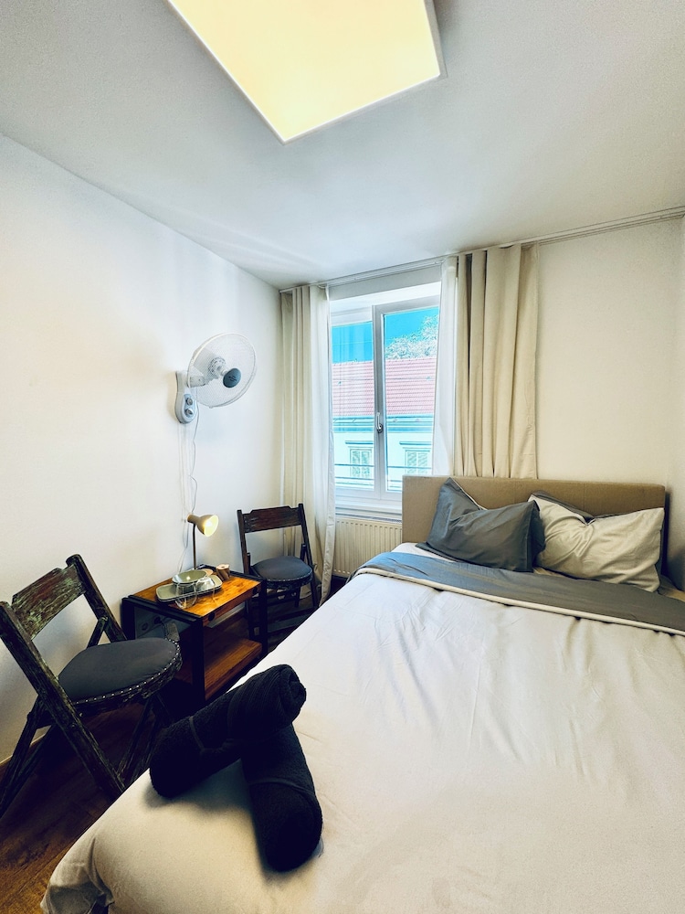 Comfortable Room Near Kaufpark Alterlaa