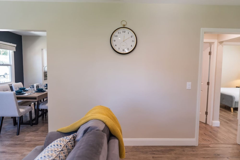 Remodeled 3BR House w Hot Tub Fenced Yard p58