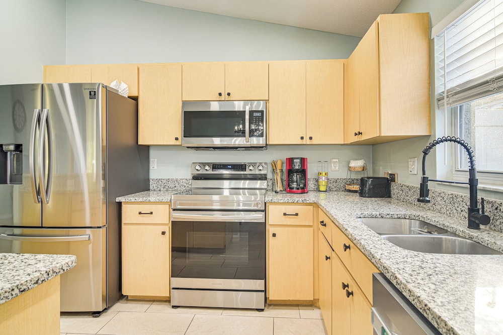 3 Mi to Clearwater Beach: Home w/ Patio & Grill!
