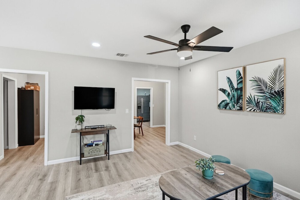 Spacious 4BR Gem Family-friendly Near Downtown
