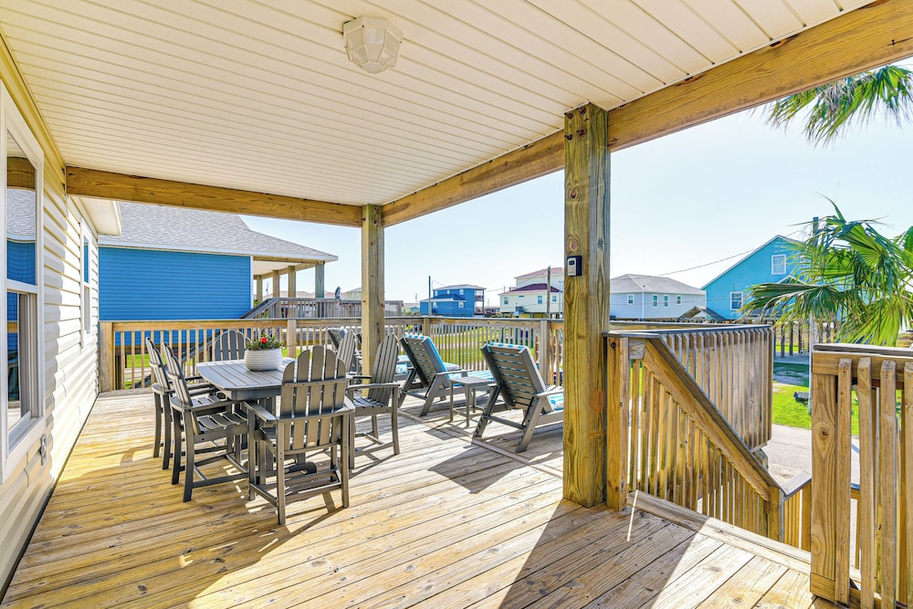1 Block to Surfside Beach: Home w/ Gulf Views!