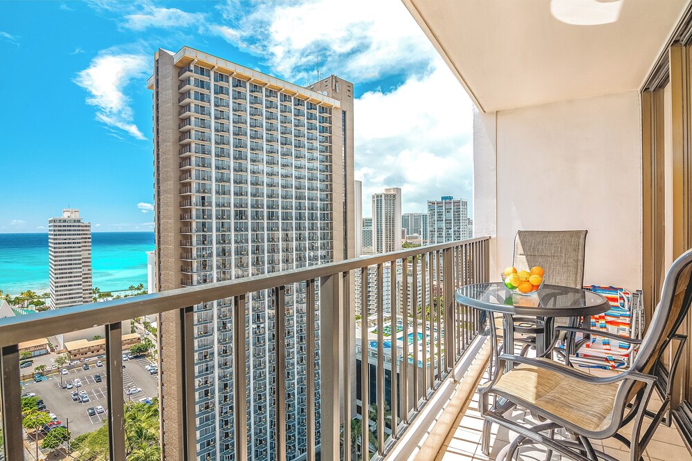 High Floor Ocean View Condo (King Bed and Parking): balance & terrace photo