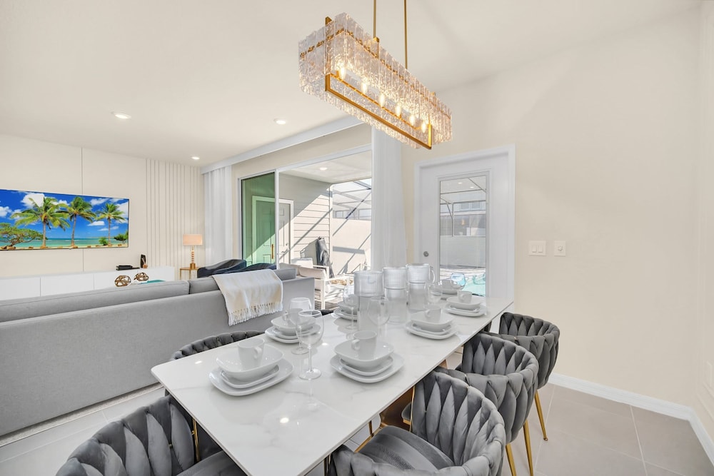 Stylish 5BR Home With Mickey Cars Rooms