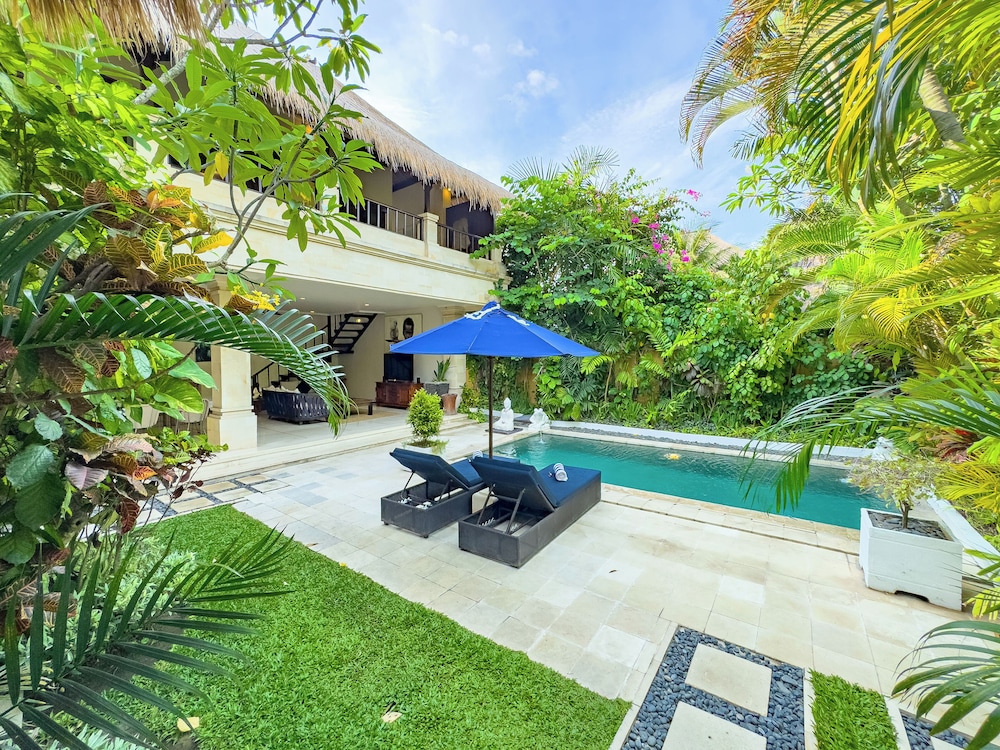 Villa Bugis Kayu Aya Seminyak