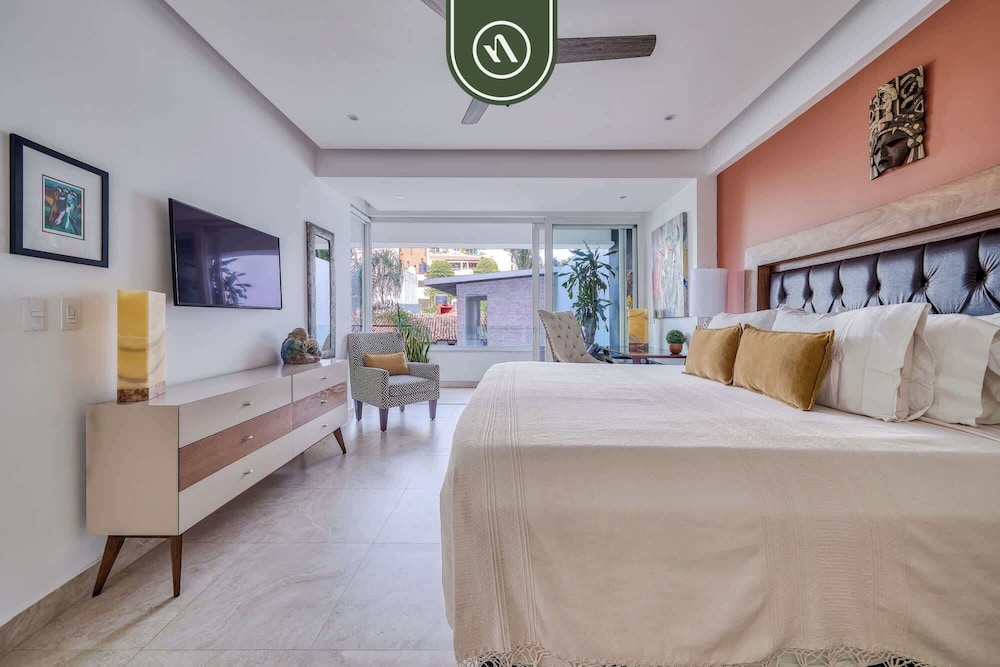 Stunning 2 BR Condo in Romantic Zone - Pool