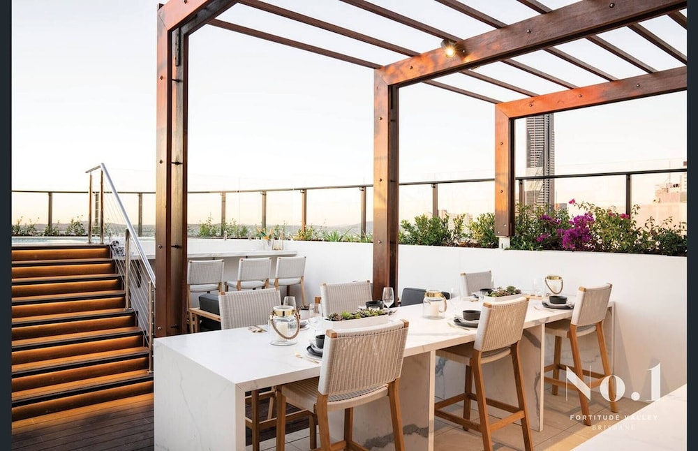 Top Floor Luxury Apartment Rooftop Pool CBD