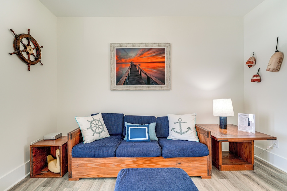 Walk to Beach: Southern Shores Retreat w/ Hot Tub