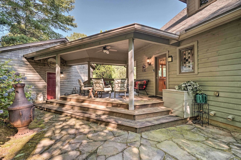 Hilltop Home w/ Panoramic Forest & Mountain Views!