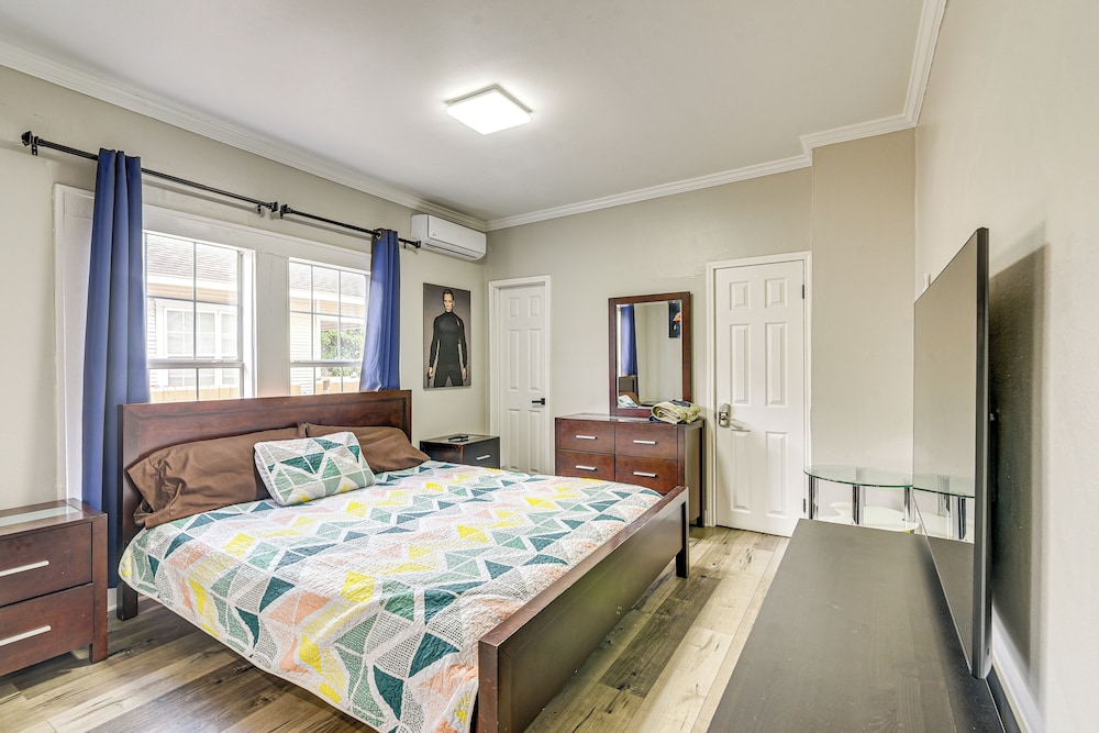 2 Mi to Dtwn: Walkable Apt in Houston!