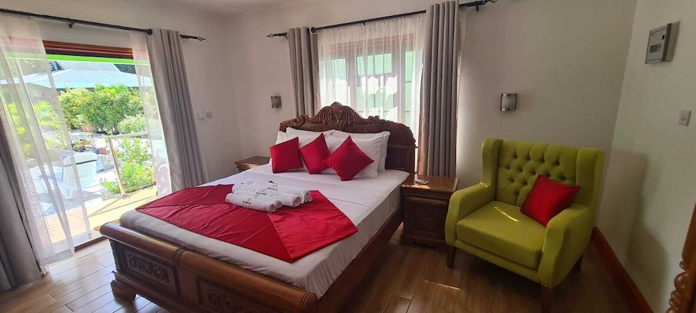 BENJAMINE'S GUEST HOUSE view 4