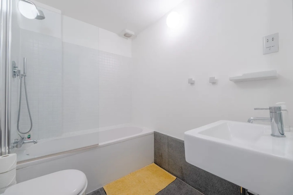 Stylish & Light Victorian 2BD Flat - Holland Park