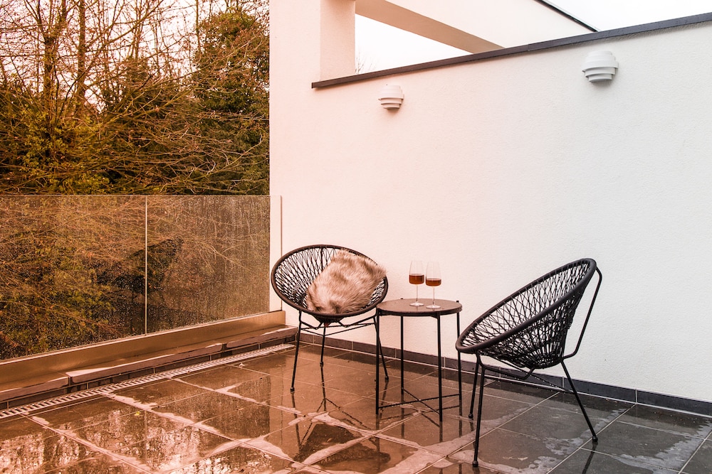 Unit 5 - Trendy Smart Home Triplex Private Garden & Parking