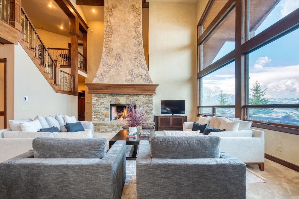 High Meadow by Avantstay Alpine Views w Indoor Pool Hot Tub Open Floor Plan
