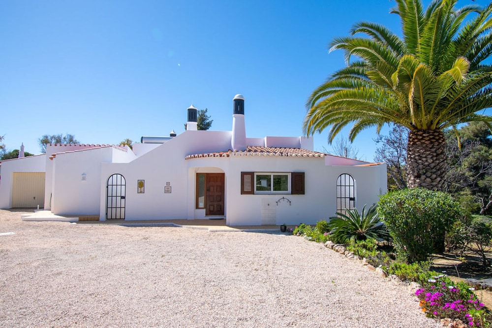 61 vdm Superb Villa on Vale do Milho With Heated