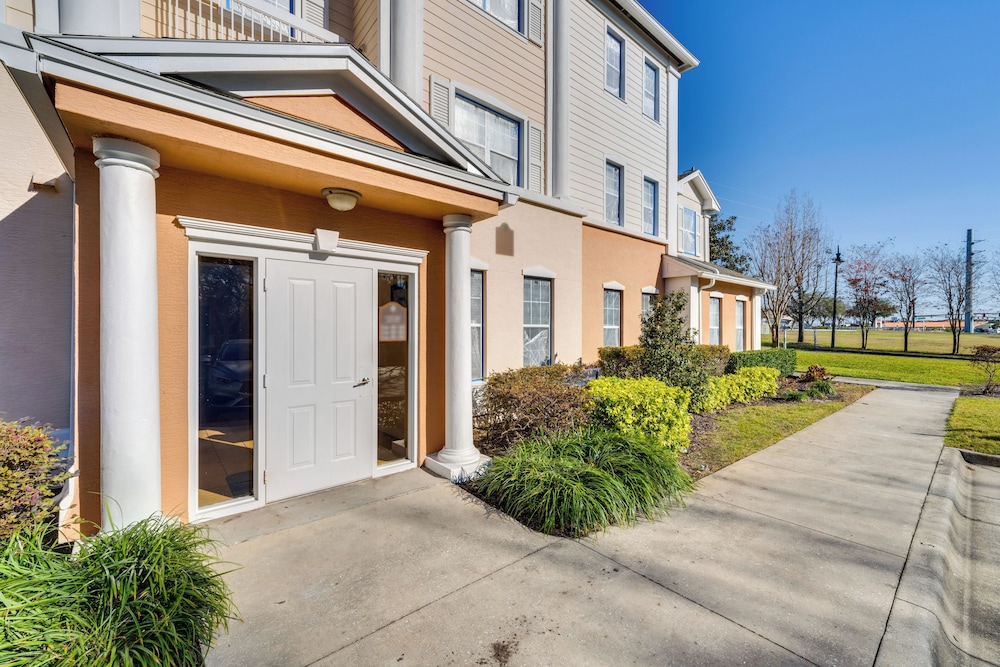 12 Mi to Wdw: Resort Condo w/ Community Hot Tub!