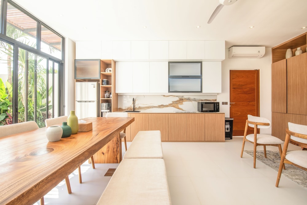 Luxurious 6 Br in Canggu 400m to Beach