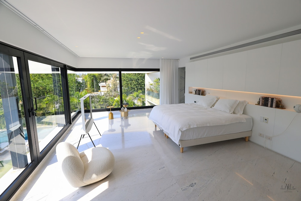 Luxurious Coastal Villa w Pool & Garden view 3