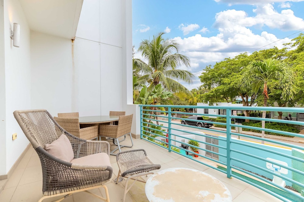 NEW 3-story Townhome With Pool Room Expansive Balcony Seconds Away From Las Olas