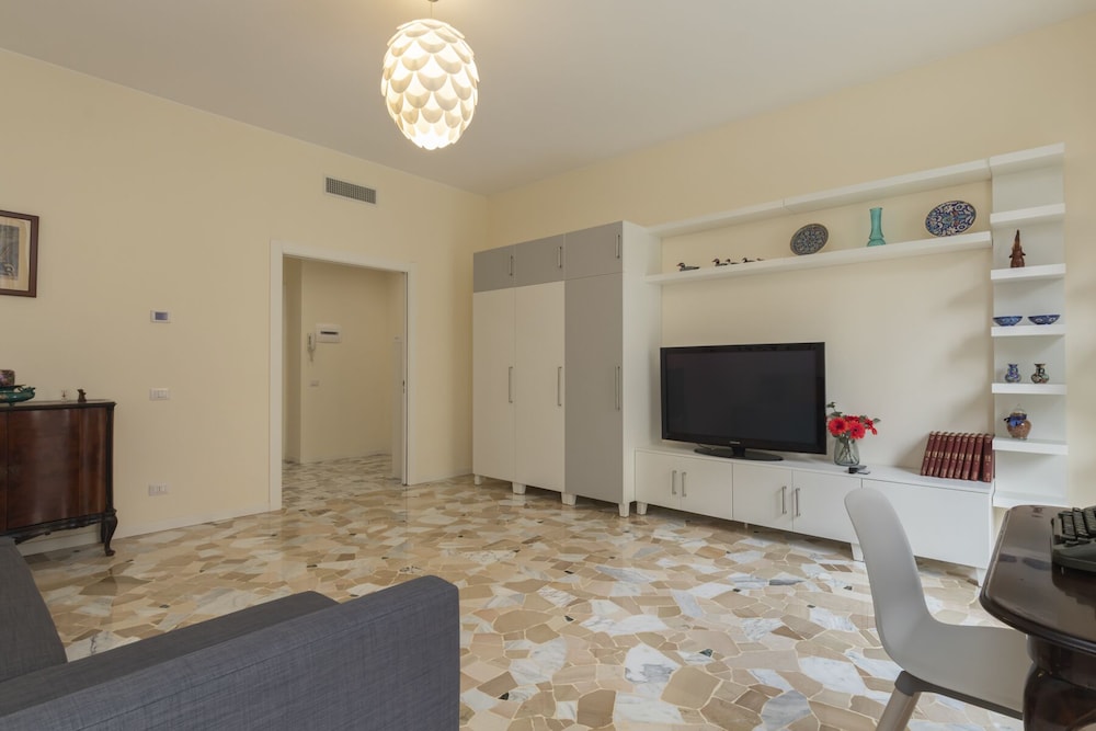 JOIVY Modern 2bed flat with balcony, 250m from M5 Foppa and M2 Sant'Agostino