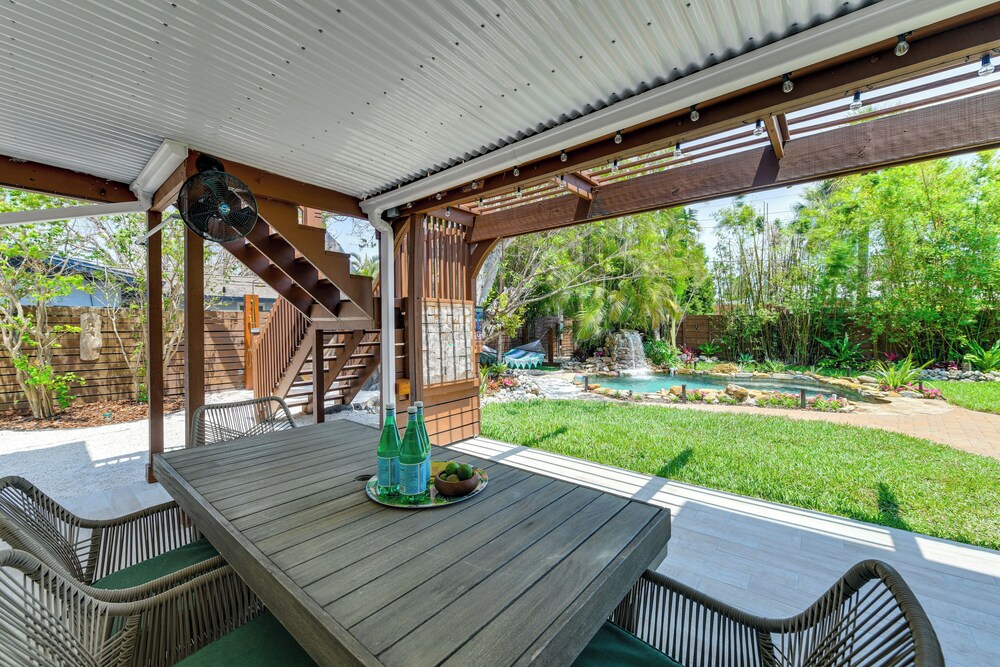 Walk to Gulf: Luxe Luau-themed Gem in Holmes Beach