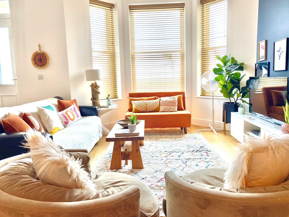 Stunning 2 Bed Apartment on the beach by Urban Roost