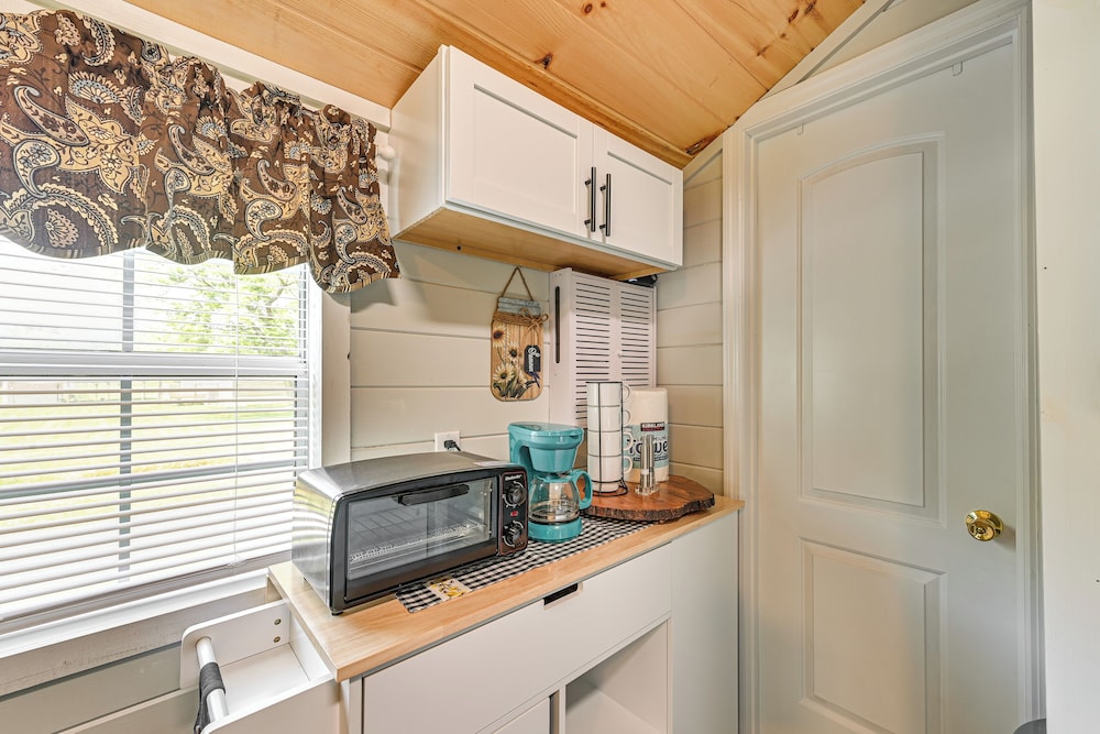 14 Mi to Kentucky Horse Park: Creekside Cabin