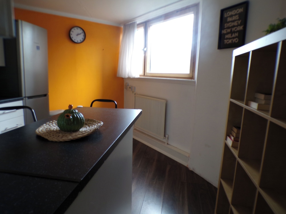 Chelsea Orange Apartment Sleeps10-petsok-parking