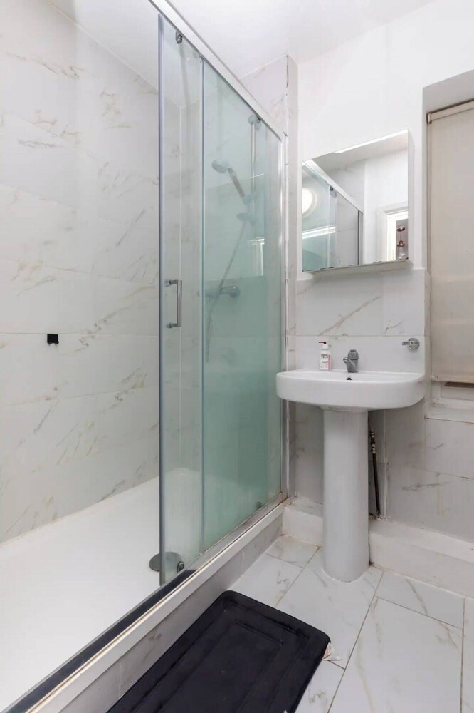 Spacious 1BD Flat 2 Mins to Hyde Park - Mayfair!