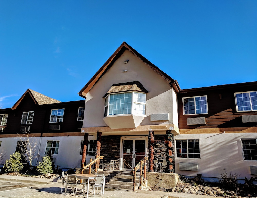 Hotel 3 Peaks Lodge - Image 1