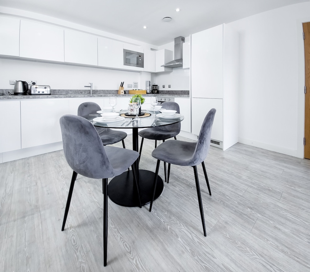 Salford - 2 Bed Apartment - Sleeps 4 - Wifi