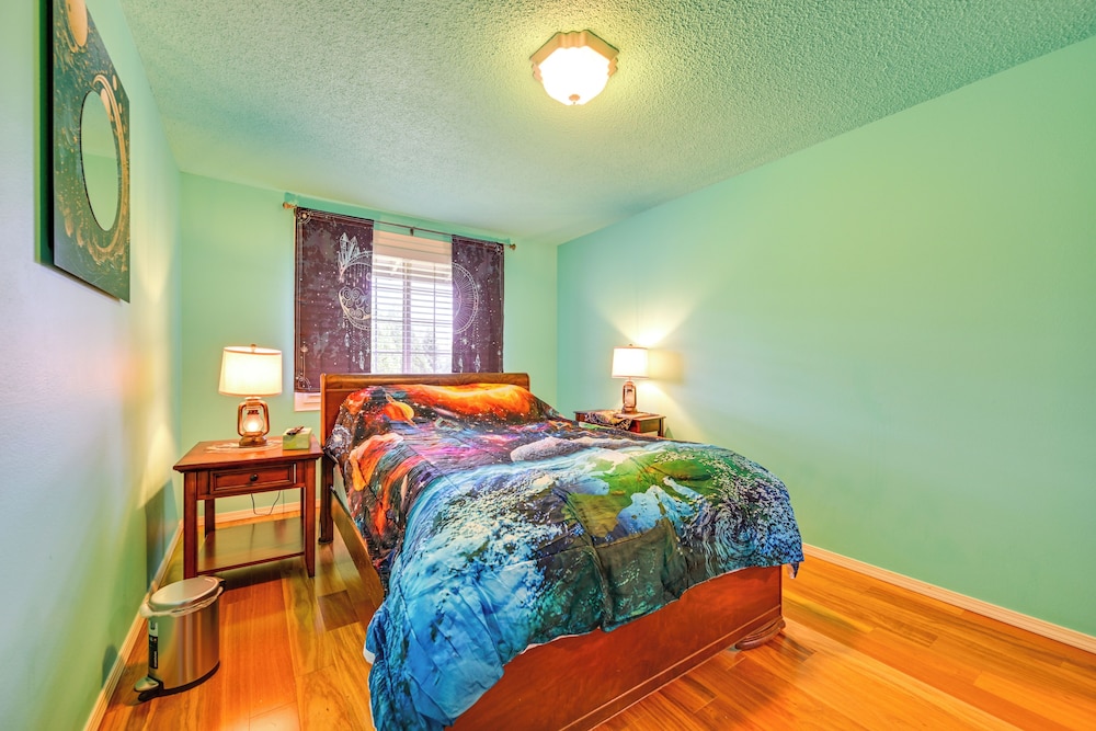 9 Mi to Spanaway Park: Home w/ Indoor Hot Tub