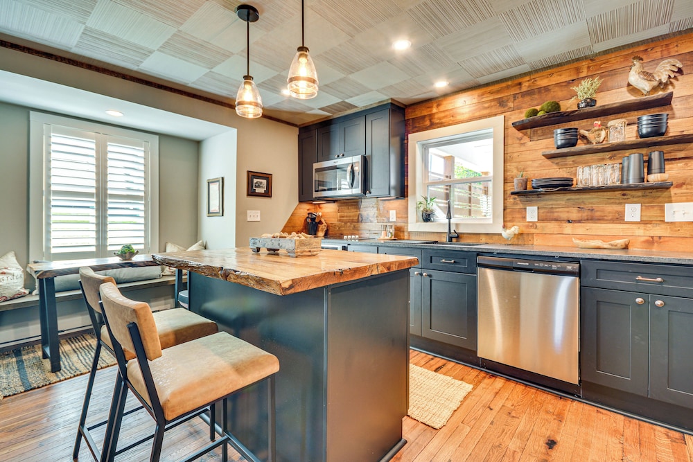 Cozy Cottage: Nature-filled Winston-salem Retreat!