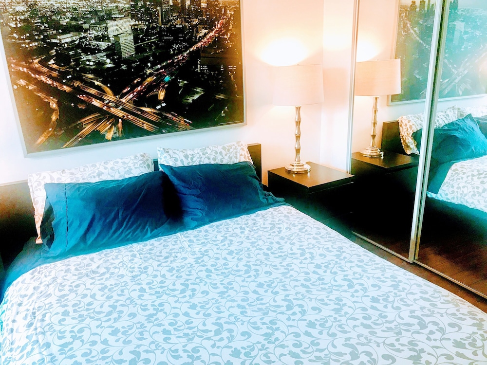 Room near Blue Jays CN Tower - Image 2