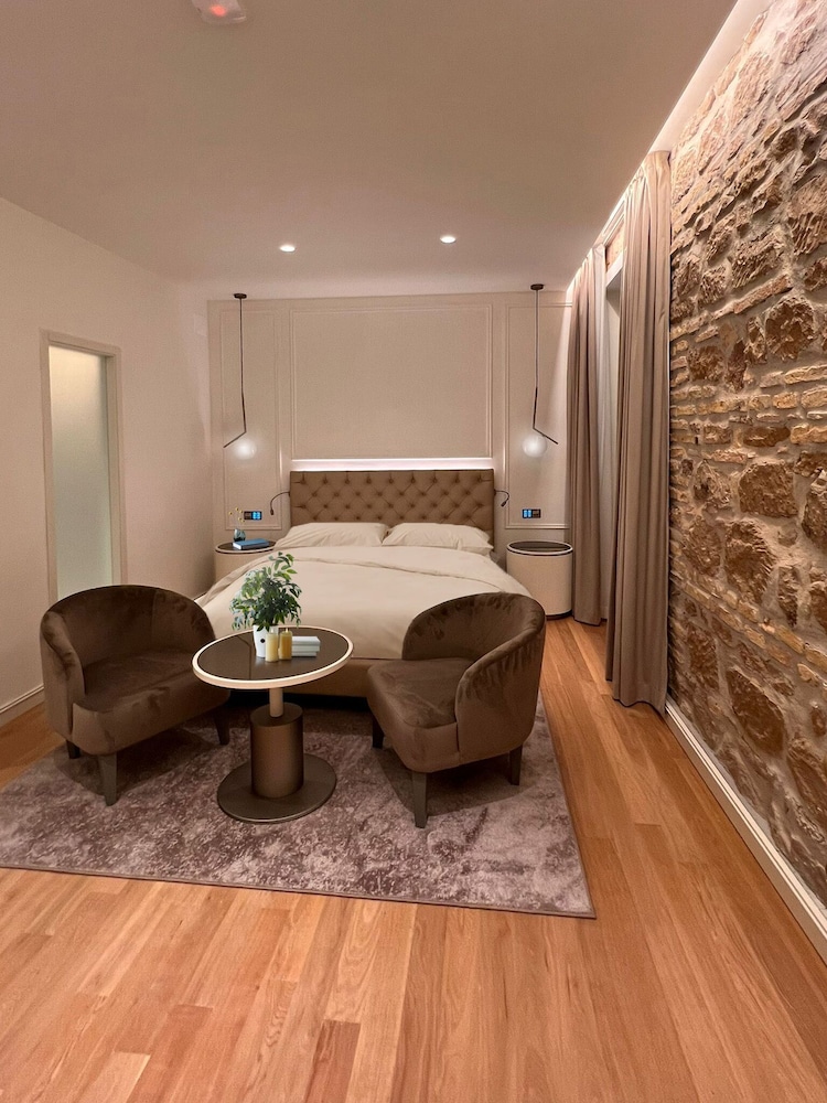 Martina Suites
